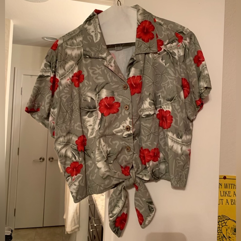 Women’s button up Hawaiian shirt